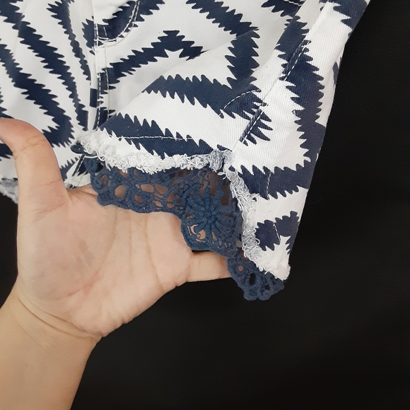 No Boundaries Blue and White Pattern Shorts Sz 13 - Picture 3 of 6